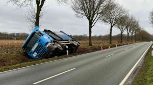 Screen_260223 Muellwagen im Graben