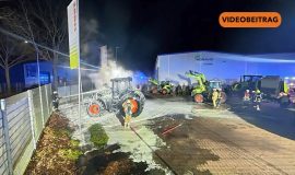 Zwei Traktoren brennen auf Firmengelände aus