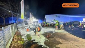 Zwei Traktoren brennen auf Firmengelände aus
