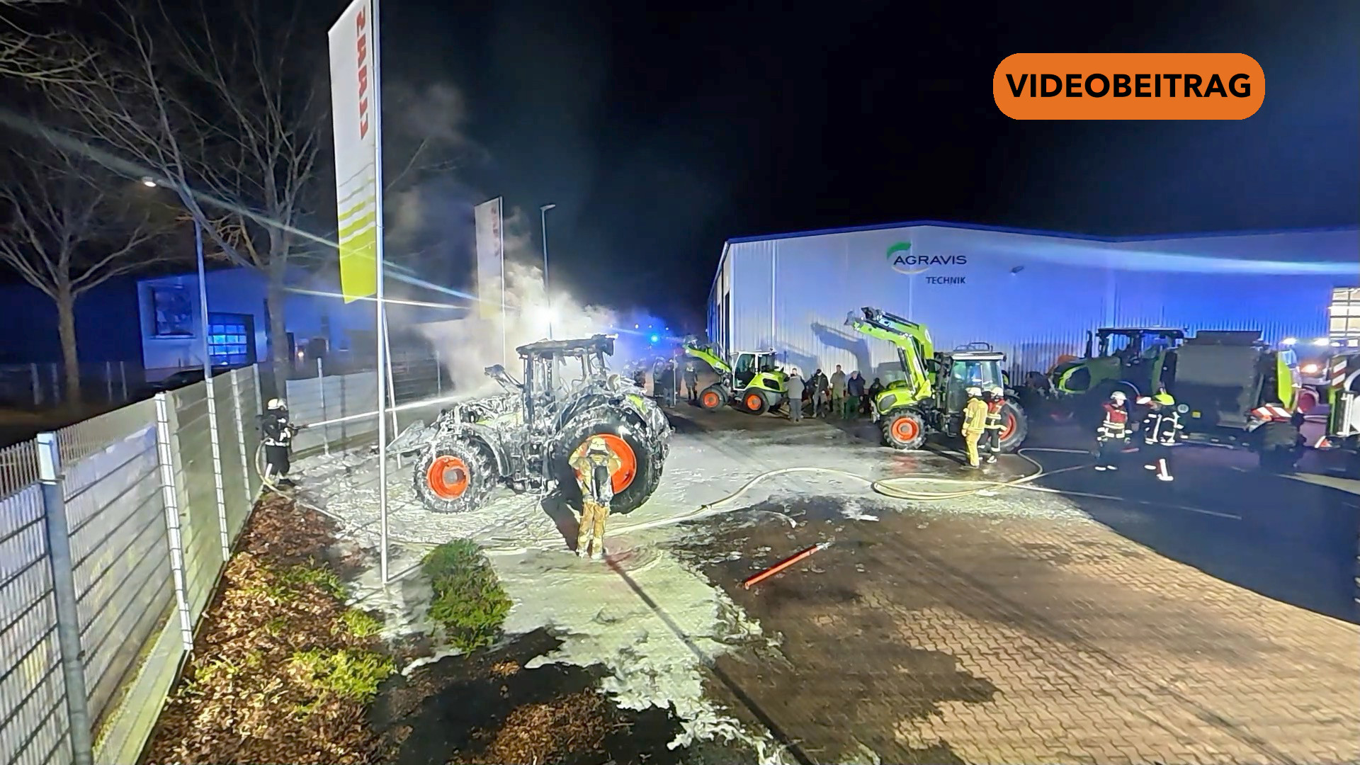 Zwei Traktoren brennen auf Firmengelände aus