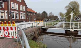 Halbseitige Sperrung an der Umländerwiek links in Papenburg