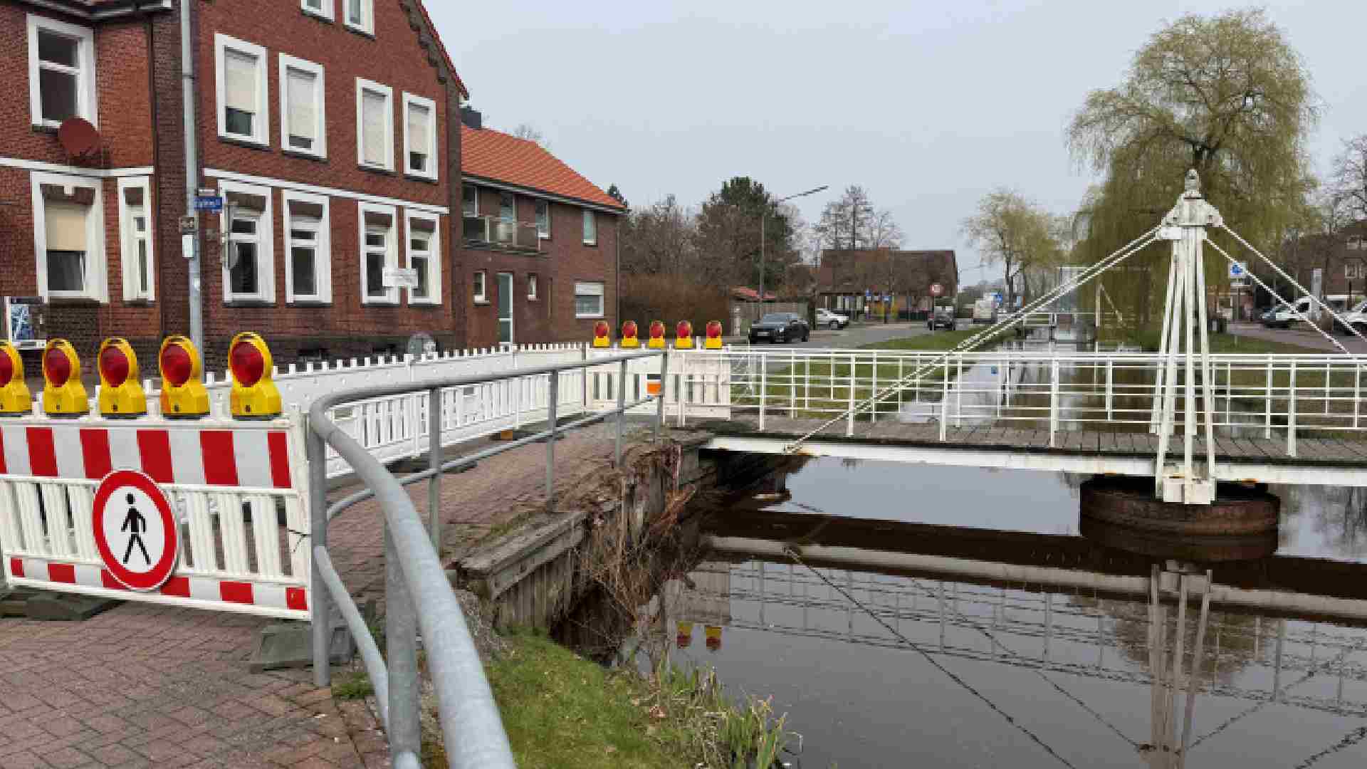 Halbseitige Sperrung an der Umländerwiek links in Papenburg