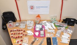 sichergestellteSubstanzenverschiedensterBtMTilidinOxycodonCannabisKokainsteineusw.