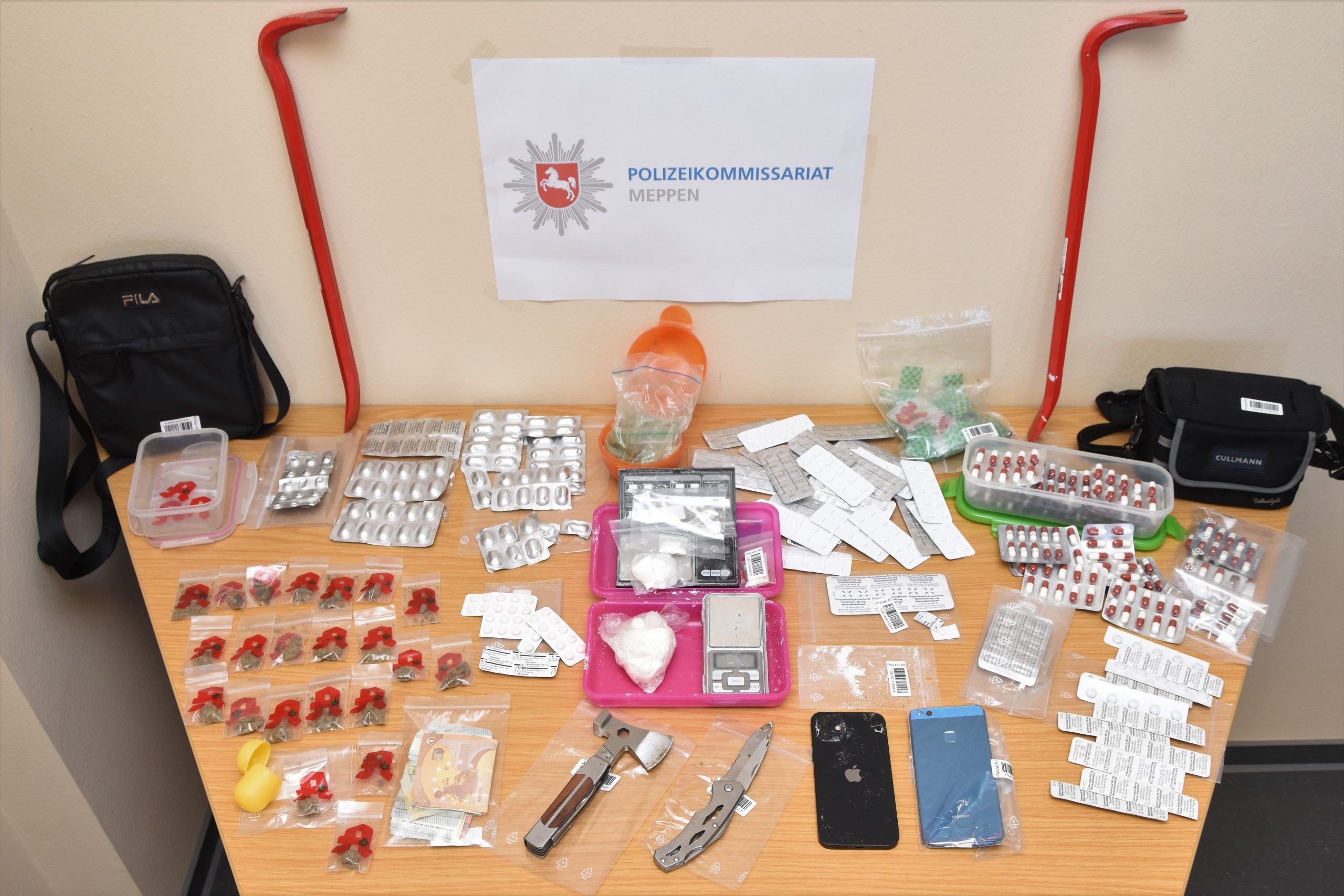 sichergestellteSubstanzenverschiedensterBtMTilidinOxycodonCannabisKokainsteineusw.