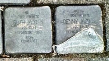 Stolpersteine beschädigt