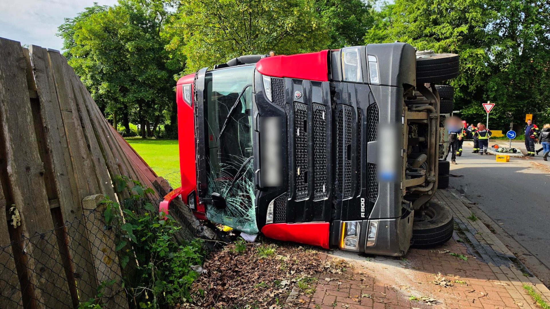 26 06 08 BL Bramsche Unfall Schweinetransporter
