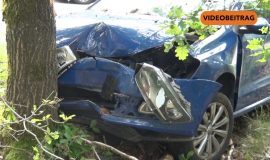 Pkw prallt gegen Baum
