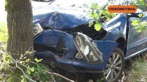Pkw prallt gegen Baum