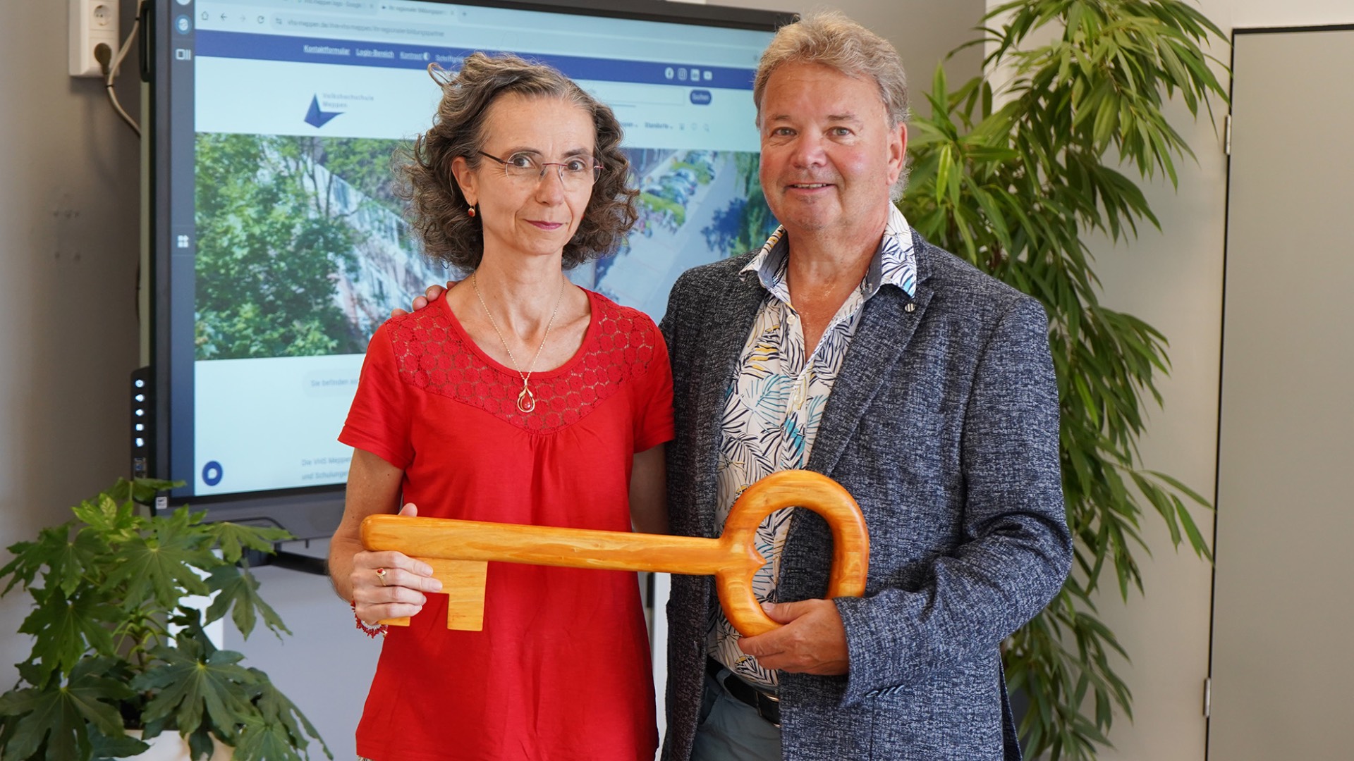 Matthias Walter und Radka Lemmen bei der Schlüsselübergabe-2