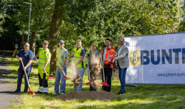 Auszubildende bauen neuen Gehweg am Lüttmannsweg