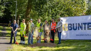 Auszubildende bauen neuen Gehweg am Lüttmannsweg