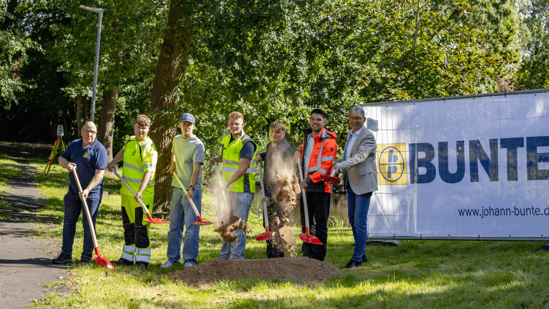 Auszubildende bauen neuen Gehweg am Lüttmannsweg