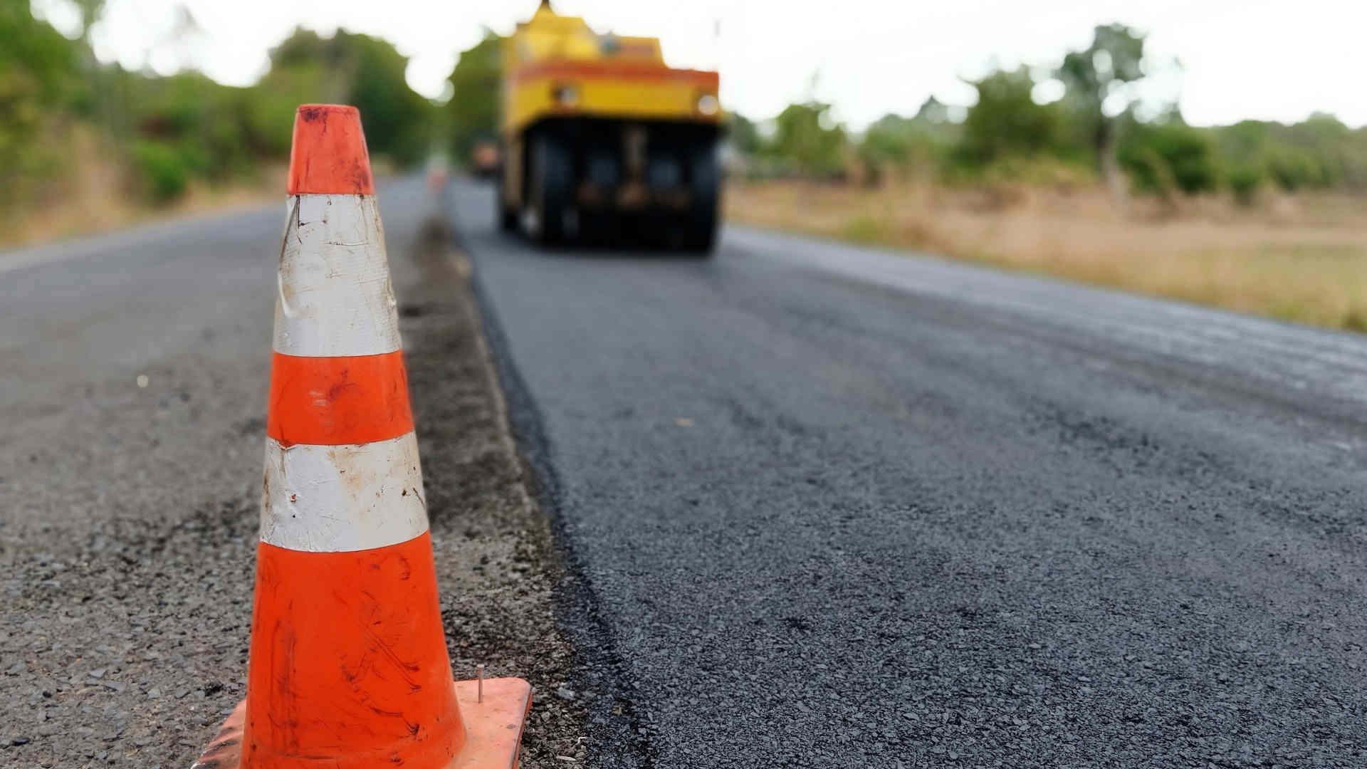 Symbolbild_Asphalt_Strasse_Arbeiten