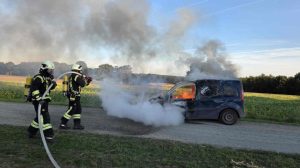 251006_Auto in Spahnharrenstaette ausgebrannt
