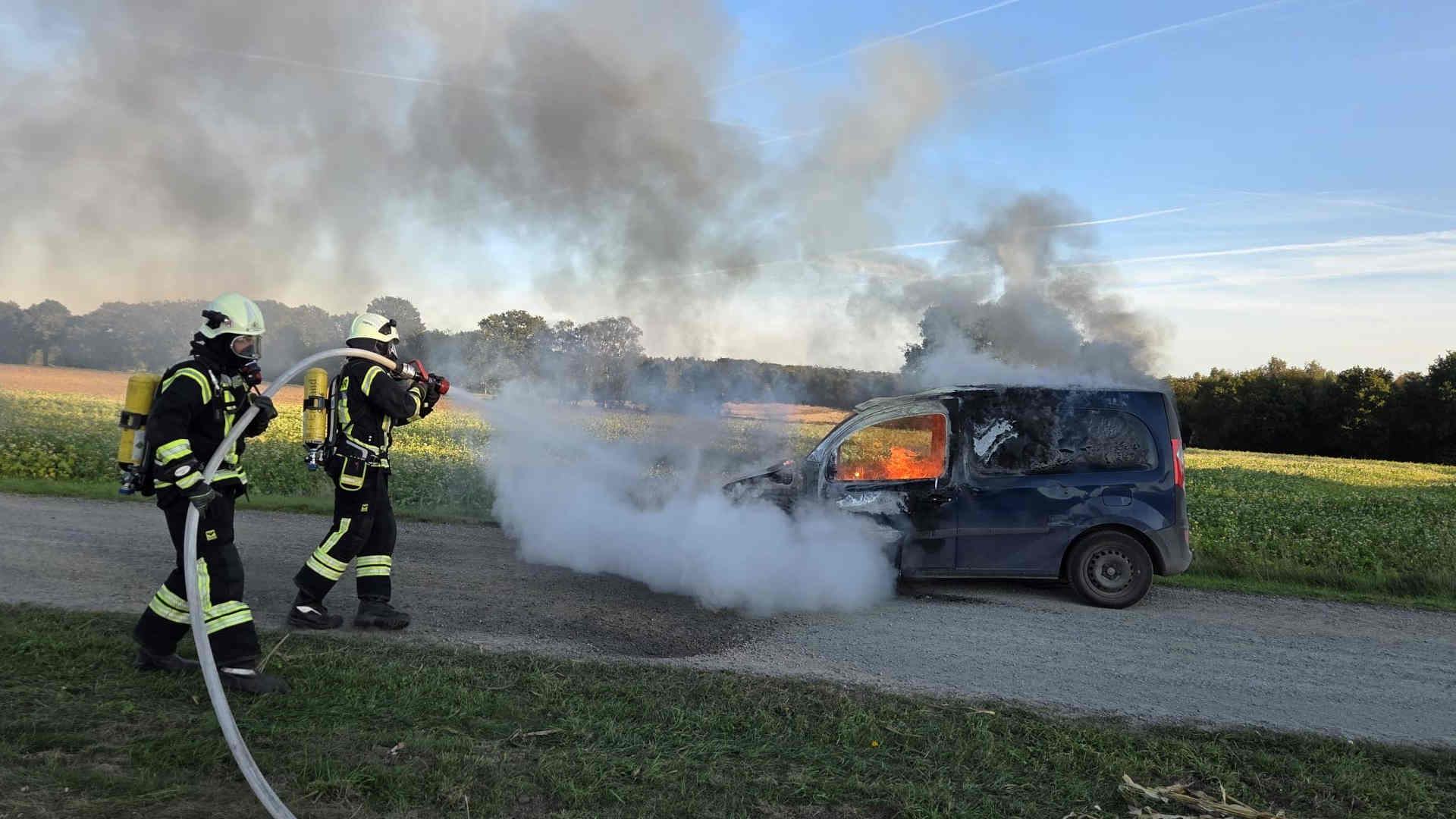 251006_Auto in Spahnharrenstaette ausgebrannt