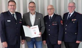 261012_Feuerwehr ehrt Buergermeister Knurbein