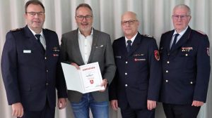 261012_Feuerwehr ehrt Buergermeister Knurbein